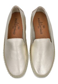 Zapatos slip-on metálicos en dorado con una textura de cuero suave, puntera redonda y un detalle de borde trenzado. El forro interior cuenta con una plantilla en color marrón claro.