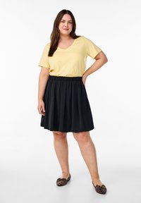 Zizzi KURZÄRMELIGES MIT V-AUSSCHNITT - T-shirt - bas - sunlight