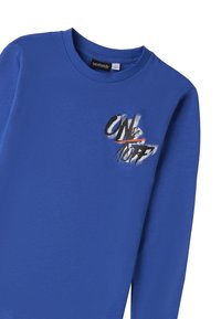 Langärmliges blaues Baumwoll-T-Shirt mit Rundhalsausschnitt, mit einem auffälligen schwarzen und orangefarbenen Grafikdruck, der "ON/OFF" liest.