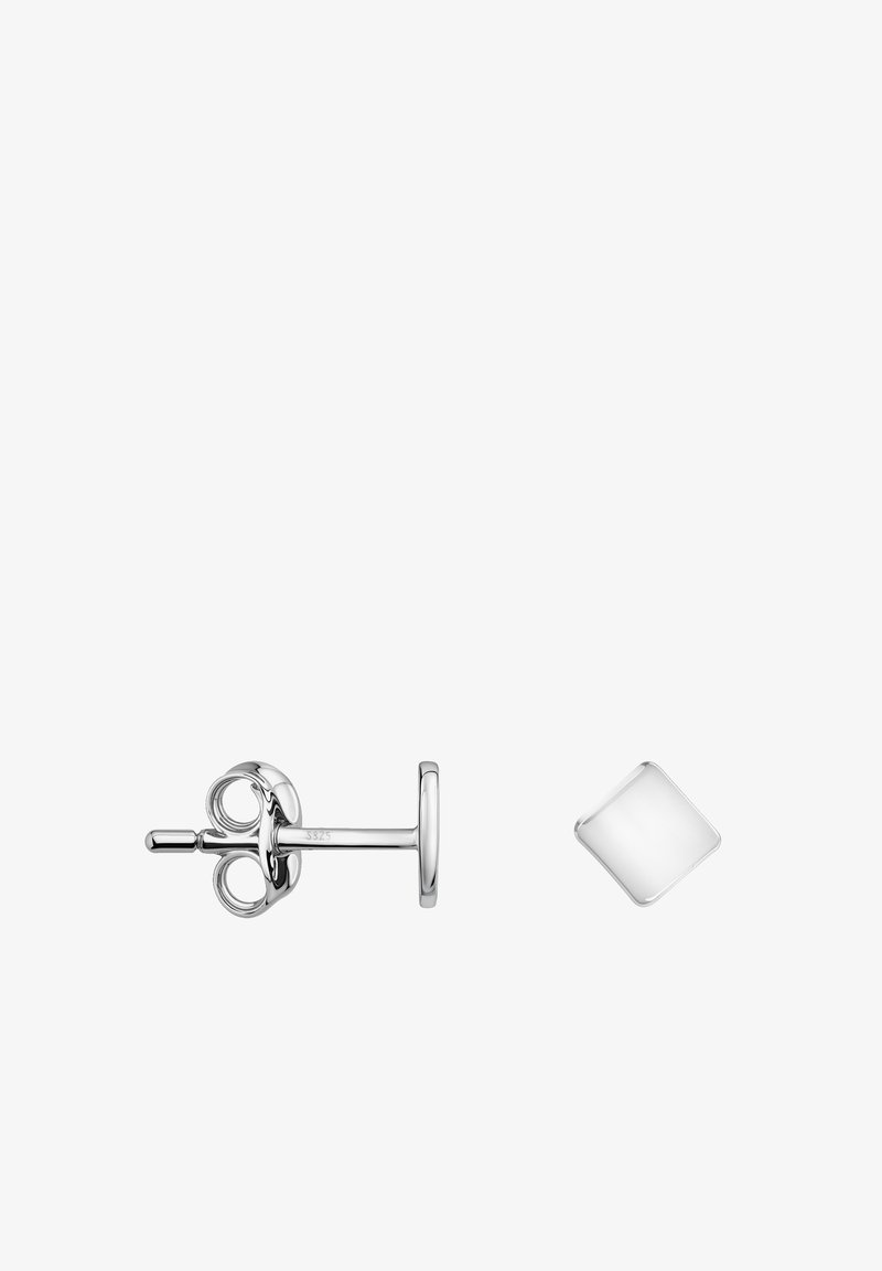 Petite boucle d'oreille clou en argent avec une face avant lisse en forme de carré et un fermoir papillon à l'arrière, sur fond blanc.