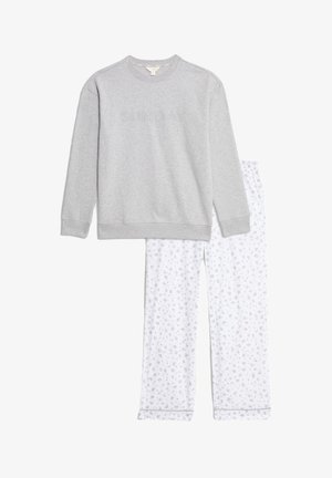 Grå sweatshirt med "SUNDAY" tekst, parret med hvide pyjamasbukser med et subtilt gråt mønster. Begge dele er lavet af blødt, letvægtsstof.