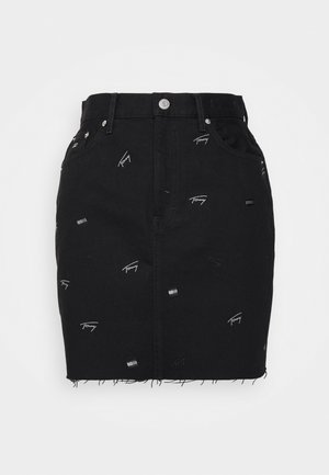 Gonna in denim nero con loghi e motivi ricamati, orlo sfrangiato, passanti per cintura e tasche frontali. Design classico a cinque tasche.