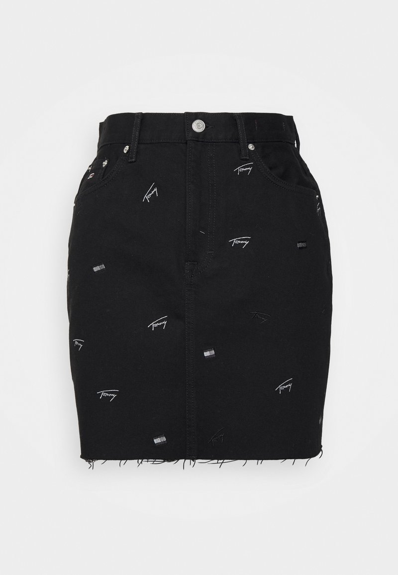 Sort denimnederdel med broderede logoer og mønstre, med frynset kant, bæltestropper og forlommer. Klassisk design med fem lommer.