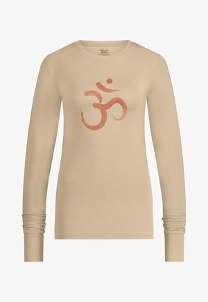 Helle beige Langarmshirt aus weichem Stoff, mit einem zentralen orangefarbenen Om-Symbol-Druck, der eine leicht strukturierte Optik aufweist.