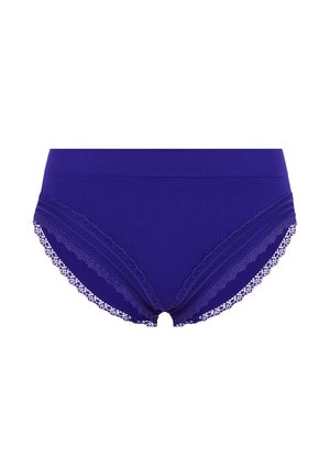 Slip in cotone lilla con una texture a coste, caratterizzati da un bordo in pizzo smerlato lungo le gambe e la vita per un tocco di dettaglio in più.