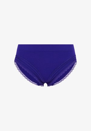 Slip in cotone lilla con una texture a coste, caratterizzati da un bordo in pizzo smerlato lungo le gambe e la vita per un tocco di dettaglio in più.