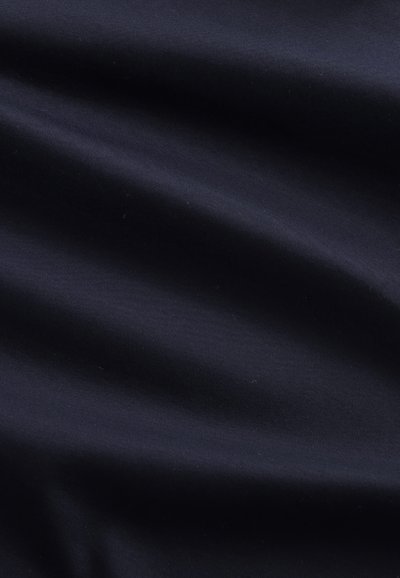 Tissu bleu marine avec une texture lisse, présentant des vagues subtiles et une apparence légère, adapté à diverses applications.