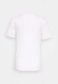 Camiseta blanca de manga corta hecha de algodón con un corte regular. Presenta un cuello redondo clásico y no tiene patrones ni acentos visibles.