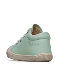 Scarpa in pelle verde menta chiaro con suola in gomma beige, lacci e logo impresso, dotata di punta arrotondata e superficie liscia.