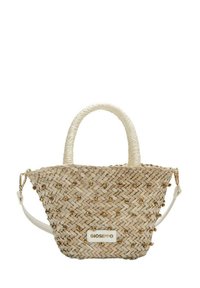 Bolso tote tejido beige con acentos dorados, asas dobles y correa de hombro removible. Presenta una forma triangular y una superficie texturizada.