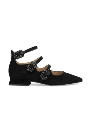 Chaussure en daim noire avec un bout pointu et un petit talon carré. Elle possède trois sangles réglables avec des accents en métal noir.