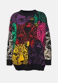 Sweter z okrągłym dekoltem z wielokolorowymi głowami lamparta w kolorach żółtym, czerwonym, purpurowym, zielonym, różowym i kremowym na czarnym tle.