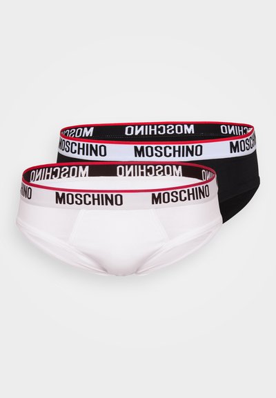 Két alsónemű, az egyik fehér, a másik fekete, széles gumírozott pántokkal, melyeken a Moschino logó kontrasztos színekben van feltüntetve.