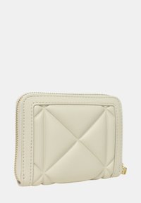 Portafoglio rettangolare in pelle crema con motivo a diamante trapuntato, zip dorata e dettagli di cucitura. Texture liscia e design minimalista.