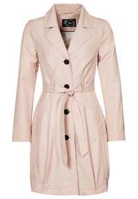 Ljusrosa trenchcoat med bälte i midjan, långa ärmar, sjalkrage, fem svarta framknappar och två sidofickor. Slät textur.