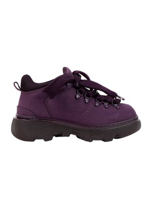 Chaussure de randonnée violet foncé avec semelle noire épaisse, col rembourré, œillets métalliques et lacets épais et ronds noués en nœud.