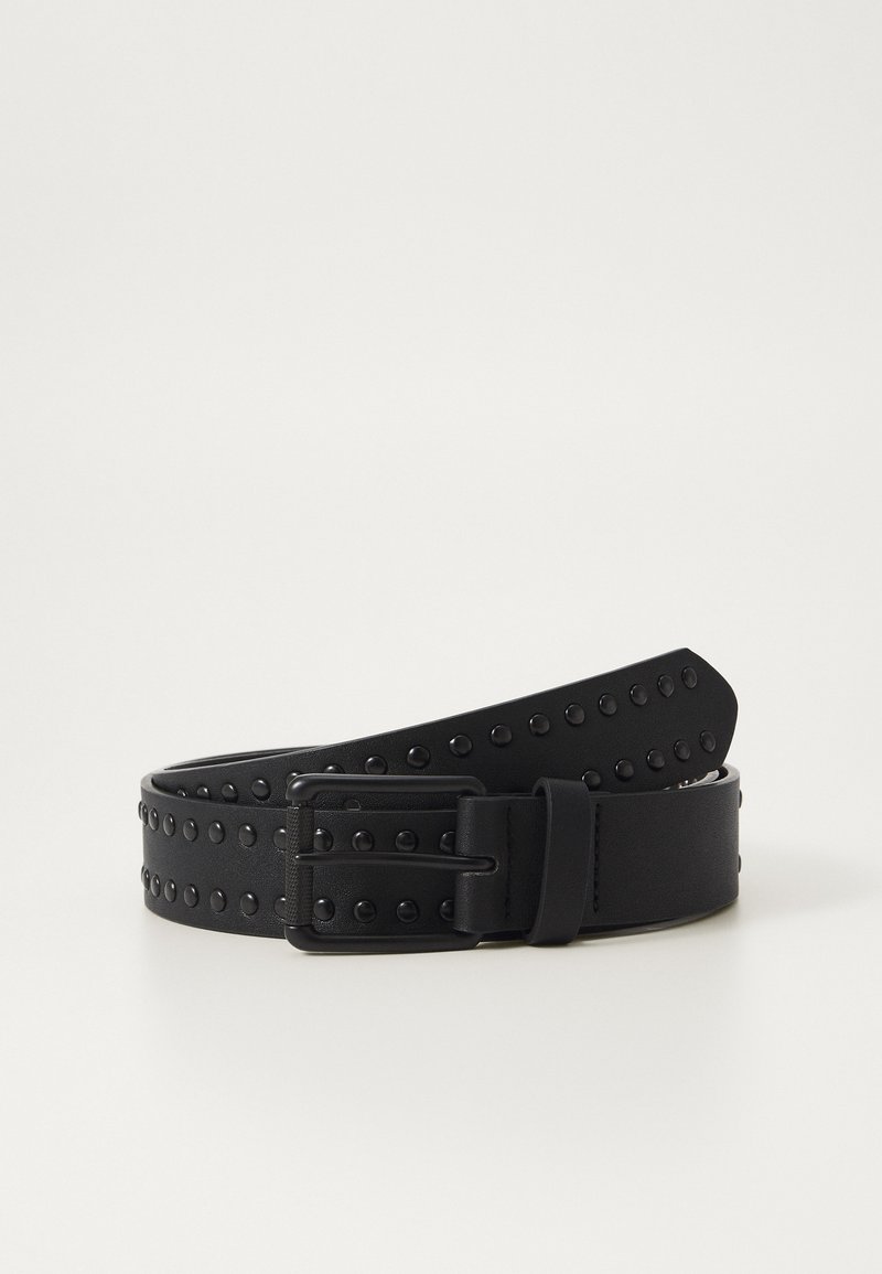 Ceinture noire cloutée en cuir synthétique, dotée d'une boucle en métal et de clous ronds espacés uniformément le long de la ceinture pour ajouter de la texture.