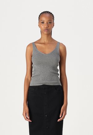 Débardeur gris côtelé avec un décolleté en V et de larges bretelles, associé à une jupe noire à boutons, créant un look ajusté.