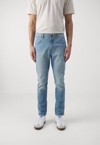 Wrangler LARSTON - Traperice uskog kroja - clever