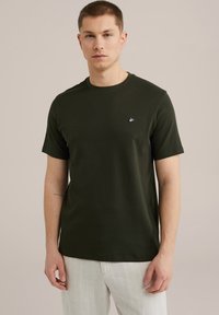 Temno zelena bombažna majica s kratkimi rokavi in okroglo ovratnikom, z majhnim vezenim logotipom na prsih. Gladka tekstura.