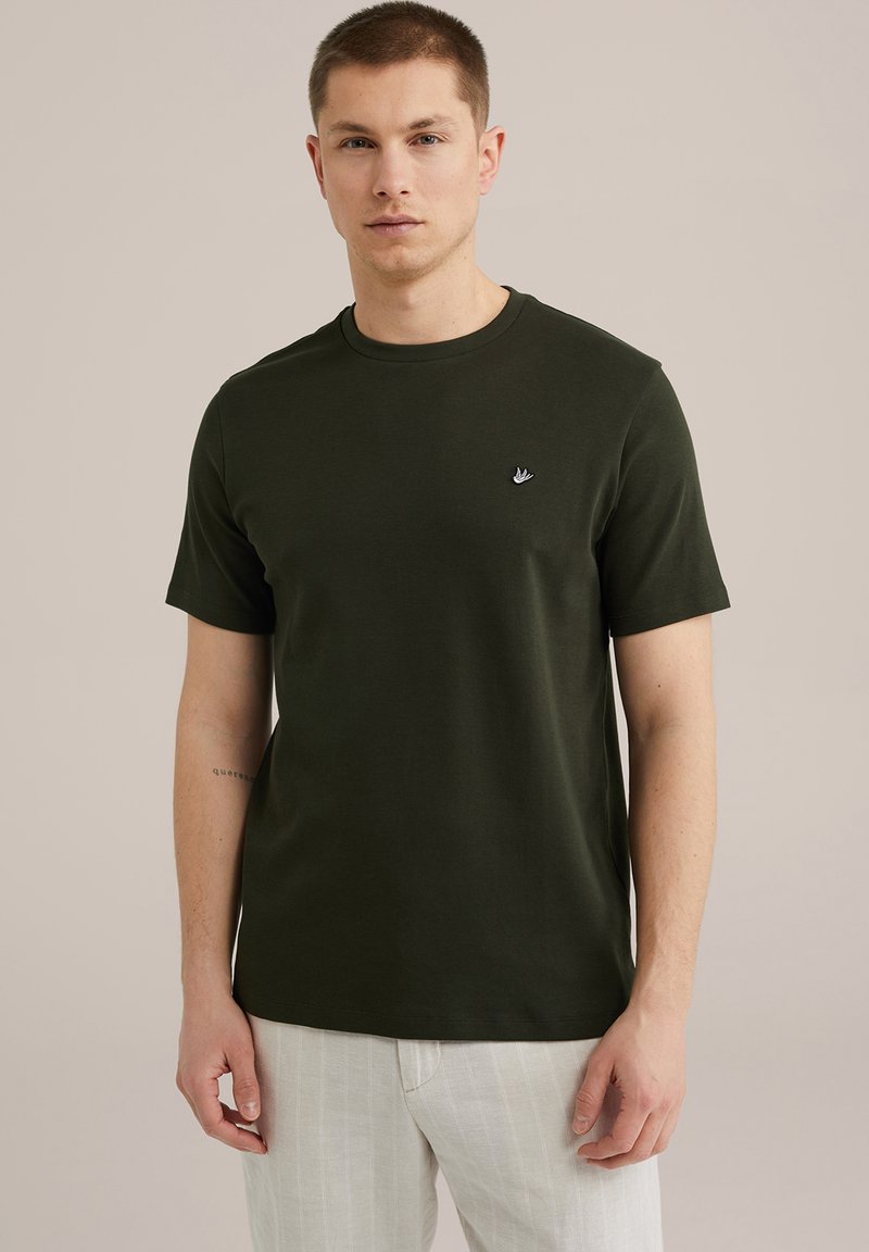 Temno zelena bombažna majica s kratkimi rokavi in okroglo ovratnikom, z majhnim vezenim logotipom na prsih. Gladka tekstura.