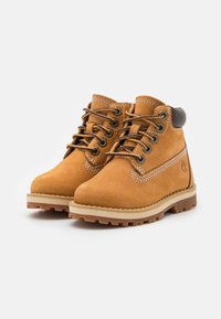 Braune Wildleder-Stiefeletten mit schwarzen Akzenten, runder Zehenform, schnürer Front, weißen Nähdetails und gummierter Sohle für besseren Halt.