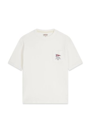 Maglietta bianca a maniche corte con una tasca sul petto che presenta una bandiera rossa e blu e il testo "Malibu Guess Jeans 1981".