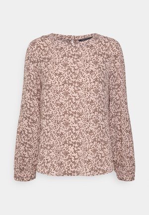 Blouse rose à manches longues avec un col rond et un motif à pois marron éparpillés, avec une fermeture bouton en forme de serrure au dos.