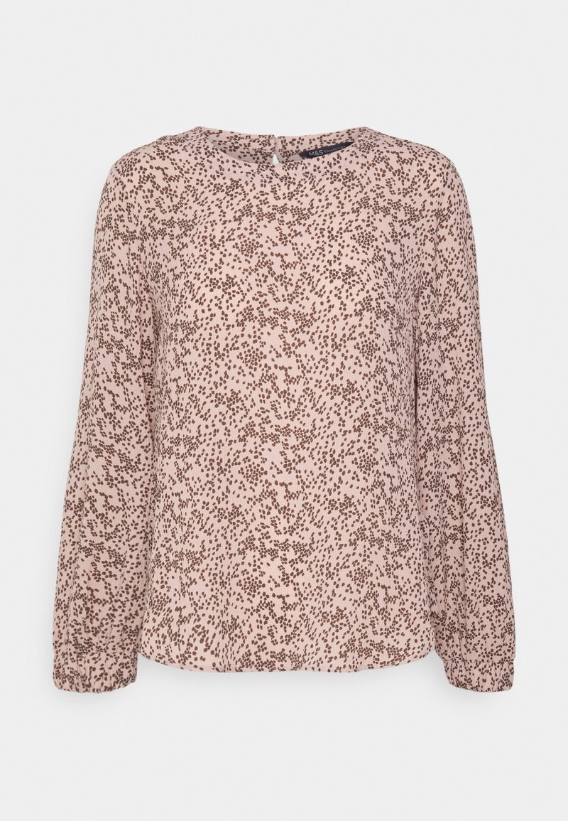 Blouse rose à manches longues avec un col rond et un motif à pois marron éparpillés, avec une fermeture bouton en forme de serrure au dos.