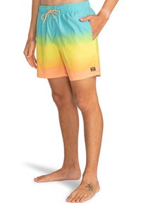 Shorts de baie colorate cu un design gradient de la albastru la galben și portocaliu, având un șnur ajustabil și buzunare laterale.