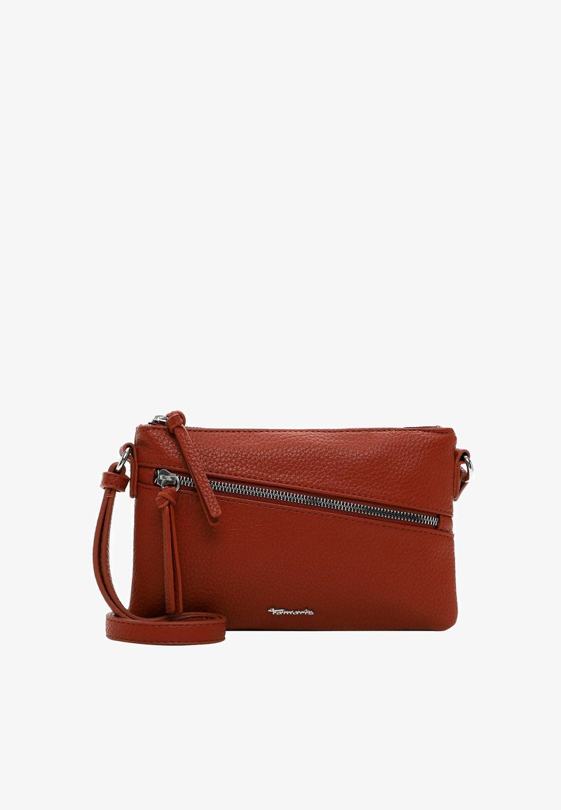 Röd läder crossbody-väska med texturerad yta, frampocket med dragkedja, justerbar axelrem och hardware i silverton. Kompakt och stilren design.