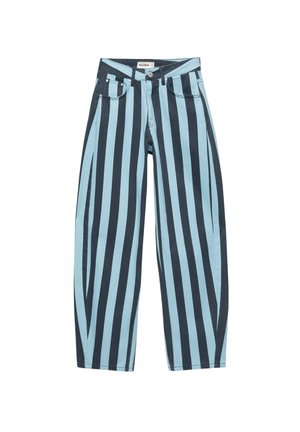 Jean droit avec des rayures verticales bleu clair et bleu marine foncé, poches avant, passants de ceinture et fermeture à bouton.