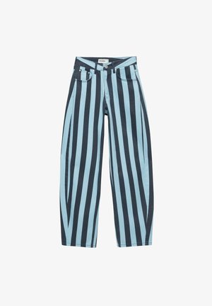 Jean droit avec des rayures verticales bleu clair et bleu marine foncé, poches avant, passants de ceinture et fermeture à bouton.