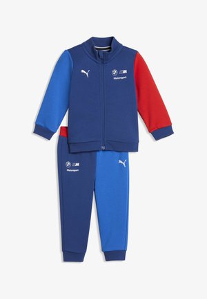 Kinder-Trainingsanzug in Blau, Rot und Marineblau mit Reißverschlussjacke und Hose, mit Puma- und BMW Motorsport-Logos.