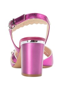 Sandale metalice roz cu toc înalt, cu o textură netedă, curea pentru gleznă, accente argintii și toc gros. Design cu vârf rotund, spate deschis.