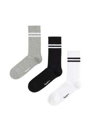 Tri páry ponožiek typu crew v sivej, čiernej a bielej farbe, každé s dvoma vodorovnými pruhmi blízko vrchu a značkovým nápisom pri prstoch.