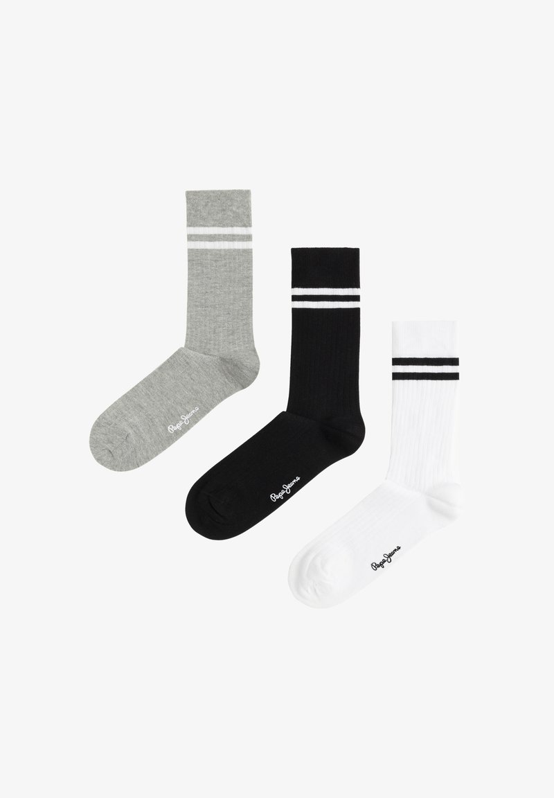Tre par mandskabsstrømper i grå, sort og hvid, hver med to horisontale striber nær toppen og mærket tekst nær tæerne.
