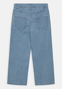 Světle modré džíny s širokými nohavicemi, páskem, dvěma zadními kapsami a hladkou strukturou. Jednoduchý design bez vzorů nebo ozdob.