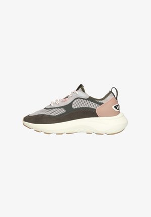 Zapatillas deportivas con parte superior de malla gris, detalles en ante marrón, acento rosa en el talón y media suela blanca texturizada. Cuentan con cordones y una lengüeta para facilitar su puesta.