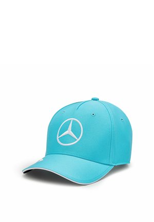 Turkusowa czapka baseballowa z białym haftowanym logo Mercedes-Benz, teksturowana tkanina, zakrzywiony daszek oraz kontrastujące białe szwy.