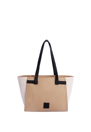 Bolso de mano de piel beige y blanca con asas negras y parche de marca negro en el frente, forma rectangular, estilo tote.
