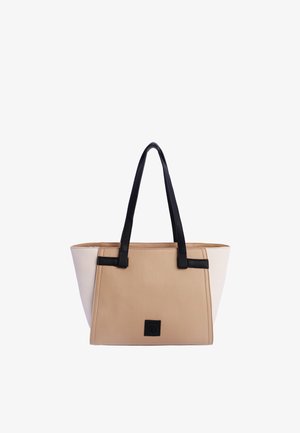 Bolso de mano de piel beige y blanca con asas negras y parche de marca negro en el frente, forma rectangular, estilo tote.