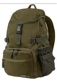 Olijfgroene rugzak van duurzaam materiaal, met een klep, verstelbare banden, een voorvak met rits en zijvakken van gaas voor waterflessen.
