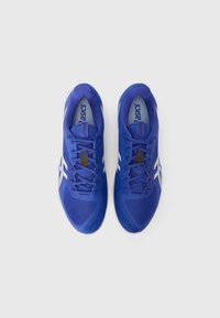 Blue athletic shoes with mesh fabric, textured design, and white accents. Features round laces and a reinforced toe cap. Soft inner lining.