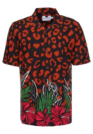 Kortærmet skjorte med knapper, med orange og sort leopardmønster og grøn og rød tropisk blomsterprint nederst.