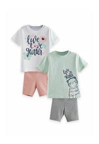 Set bestehend aus zwei Kinderoutfits. Enthält ein weißes Hemd mit Floralprint und ein mintgrünes Hemd mit Katzenmotiv, kombiniert mit rosa und grauen Shorts.