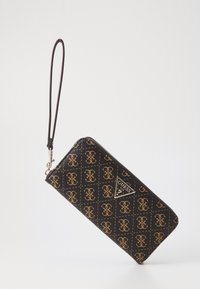 Portafoglio nero con motivo e logo dorato, dotato di chiusura con zip e di un cinturino in pelle per comodità. Texture liscia.