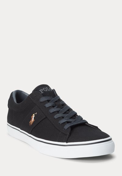 Zwarte lage canvas sneaker met grijze veters, witte rubberen zool en een klein geborduurd polo speler logo aan de zijkant.