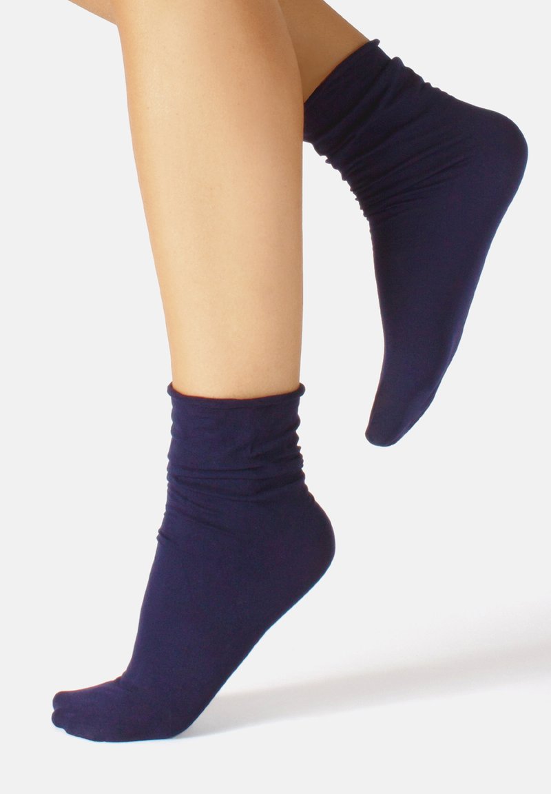 Calzini alla caviglia in misto cotone blu navy con un design morbido, caratterizzati da una texture soffice e una punta senza cuciture per il massimo comfort.