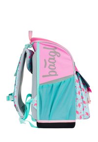 Rucksack in Pink, Grau und Aqua, mit Mesh-Material, einem Flamingomuster und einem externen Reißverschlussfach mit einem auffälligen Logo.